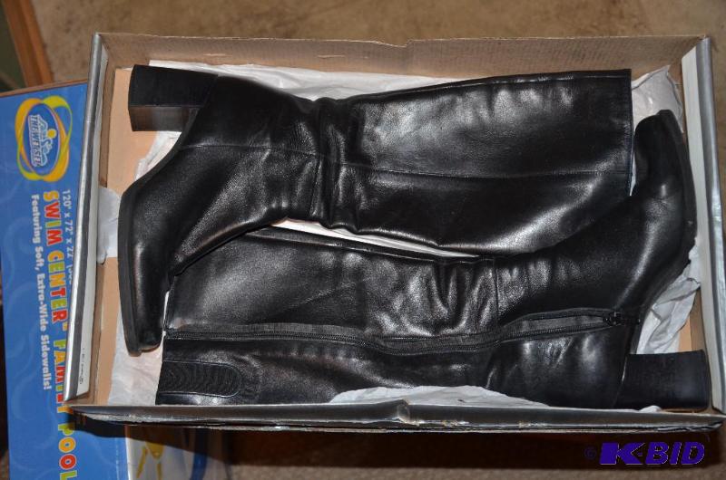 lot 144 image: Womens boots, size 6 ½...