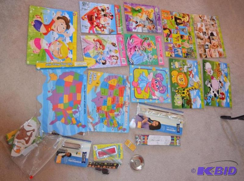lot 158 image: Box of childrens items - puzzles, harmonicas...