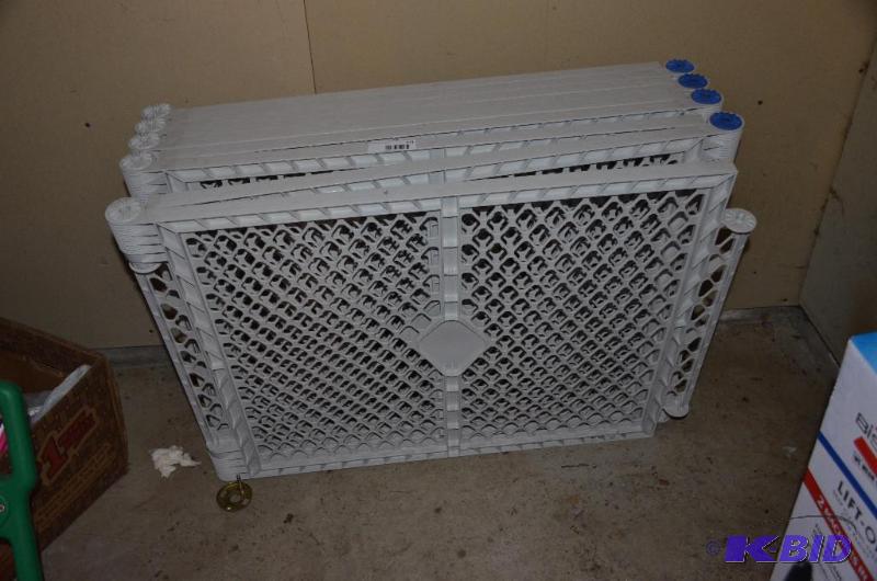 lot 171 image: Portable fence 25" tall and 27 linear fe...