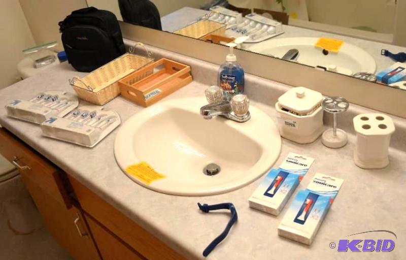 lot 199 image: Bathroom ware - electric tooth brush heads, 2...