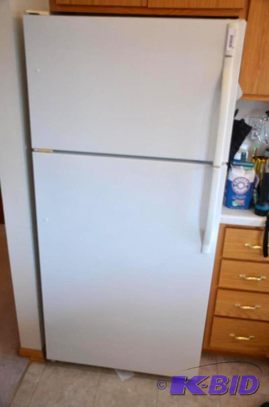 lot 25 image: Sears Kenmore refrigeratorfreezer model 2537...