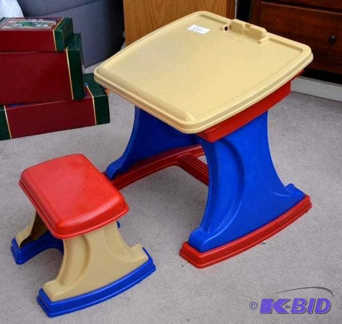 lot 50 image: Toy Desk 18x16x16 new...
