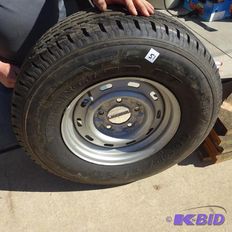 Truck Tire and Rim 1332 Tread P23575R15...