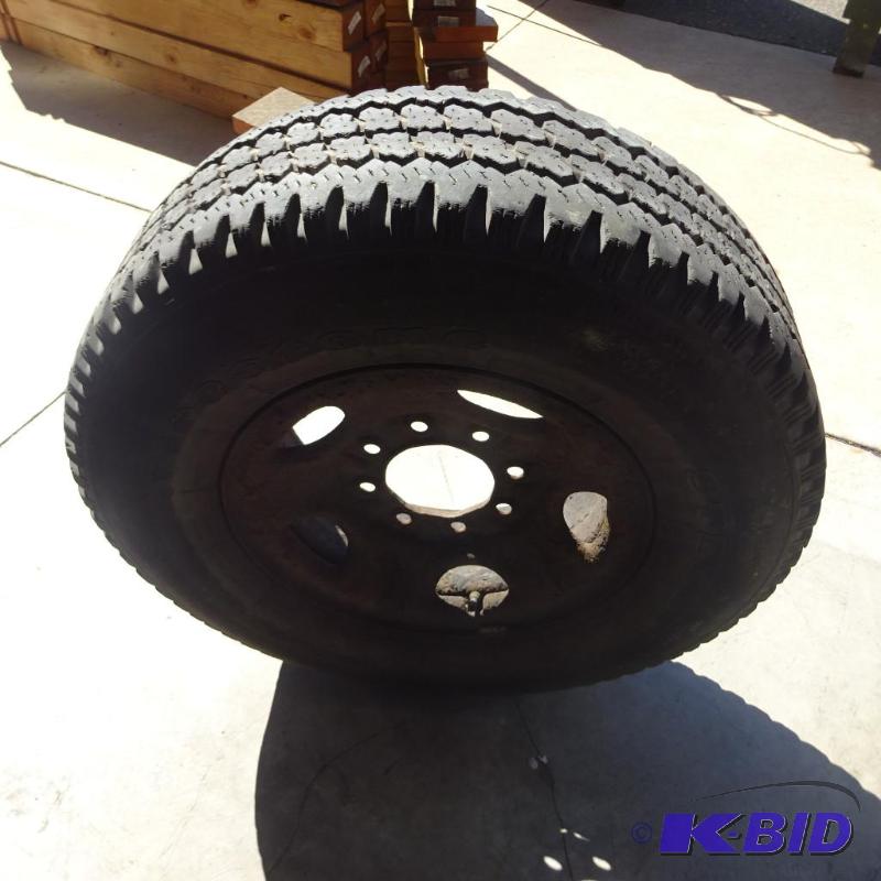 Truck Tire and Rim LT24575R16 Load Range E 8...