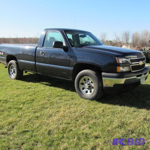 lot 1 image: 2007 Chevrolet 12T Truck