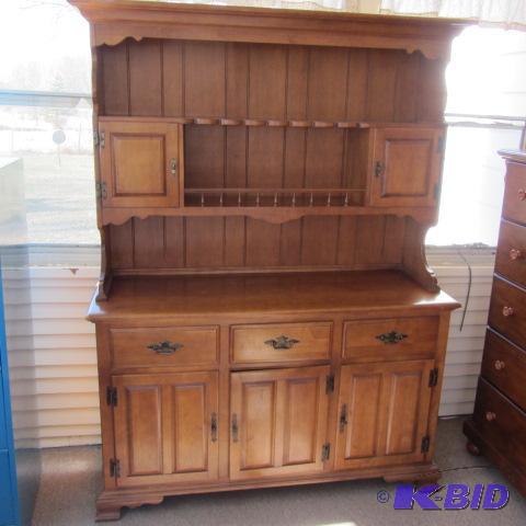 lot 101 image: Beautiful Maple Hutch