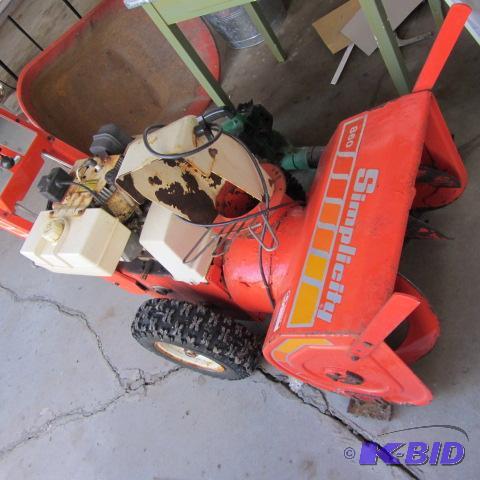 lot 13 image: Simplicity Snow Blower