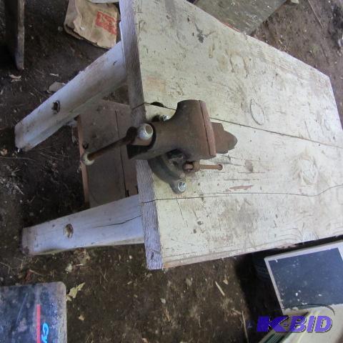 lot 136 image: Work Bench, Vise