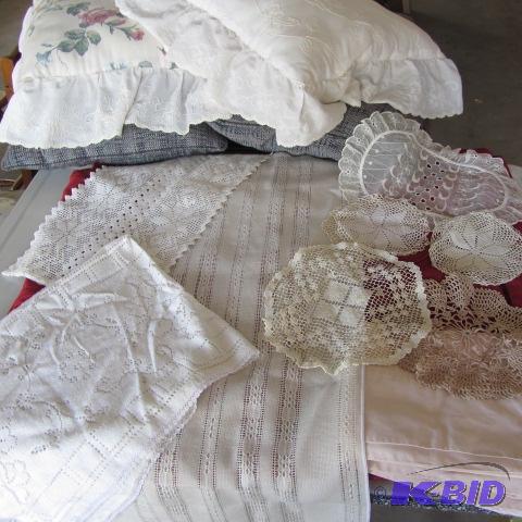 lot 144 image: Fancy Linens