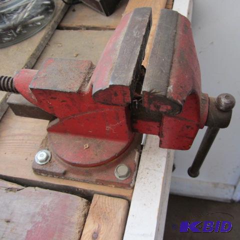 lot 25 image: Scout Vise