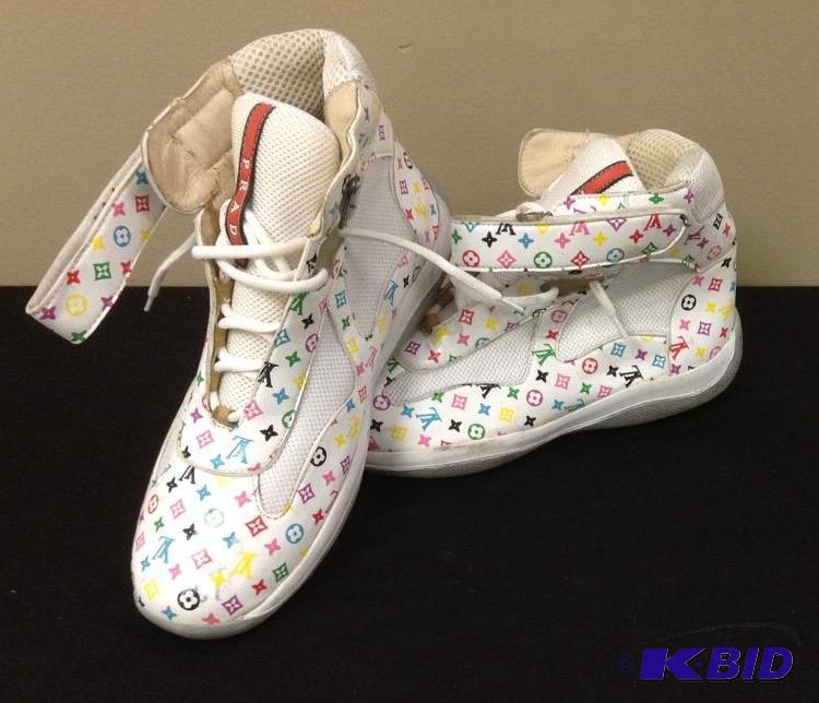 lot 15 image: Pair of Fashion Shoes