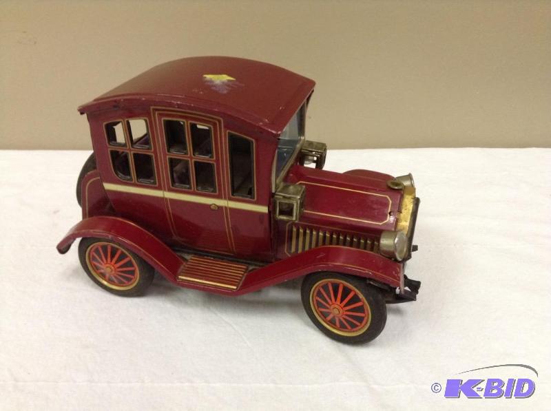 lot 16 image: Vintage Tin Car