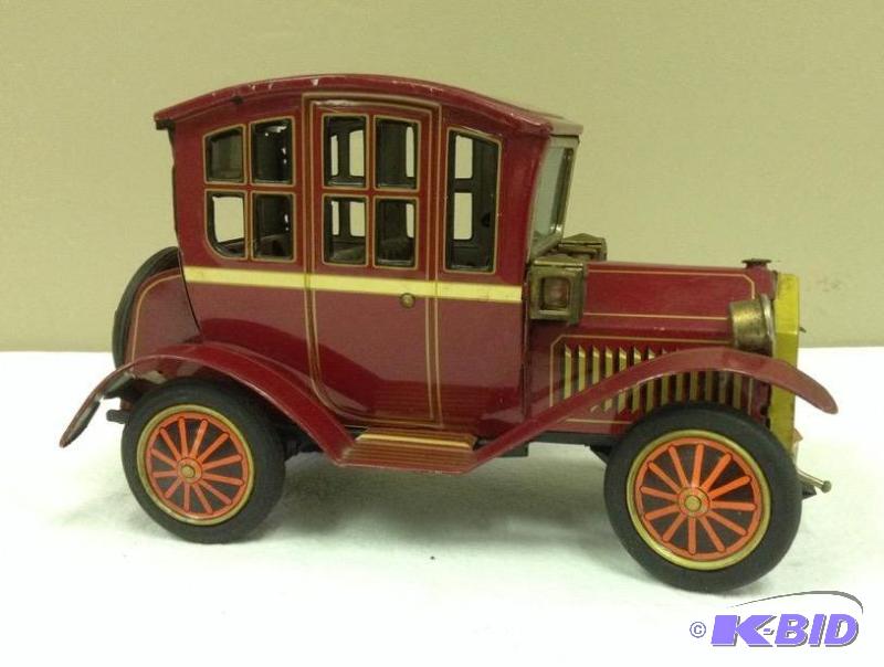 lot 9 image: Vintage Tin Car
