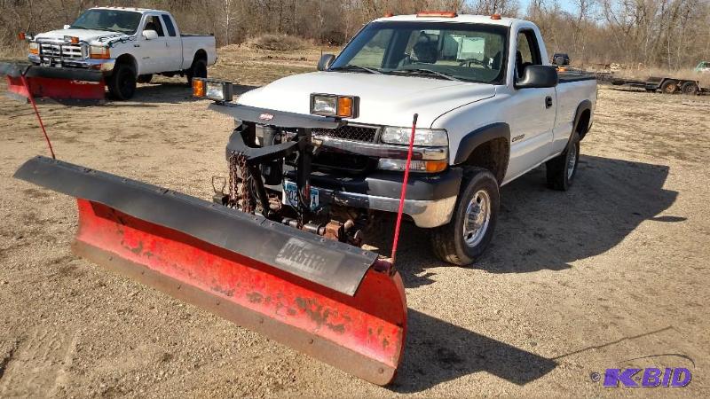 lot 1 image: 2002 Chevrolet Silverado 2500HD Plow Truck, 6...