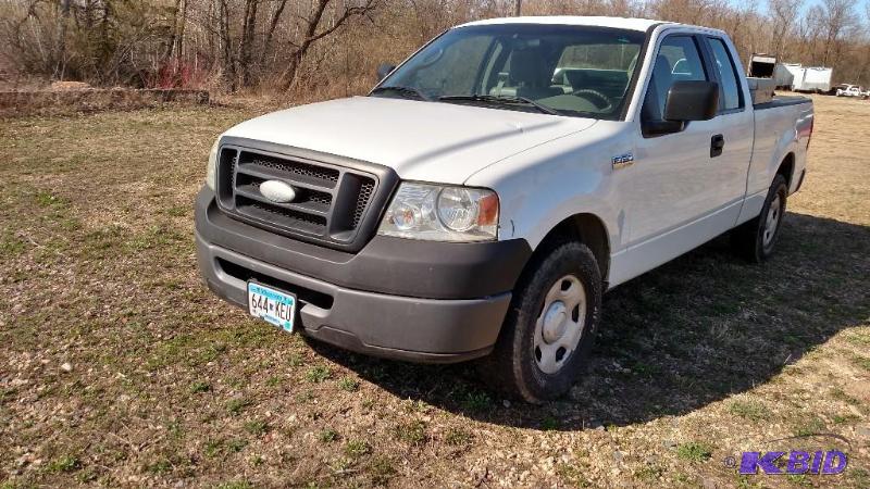 lot 3 image: 2007 Ford F-150 XL, Triton V8, AT, 217968 Mil...
