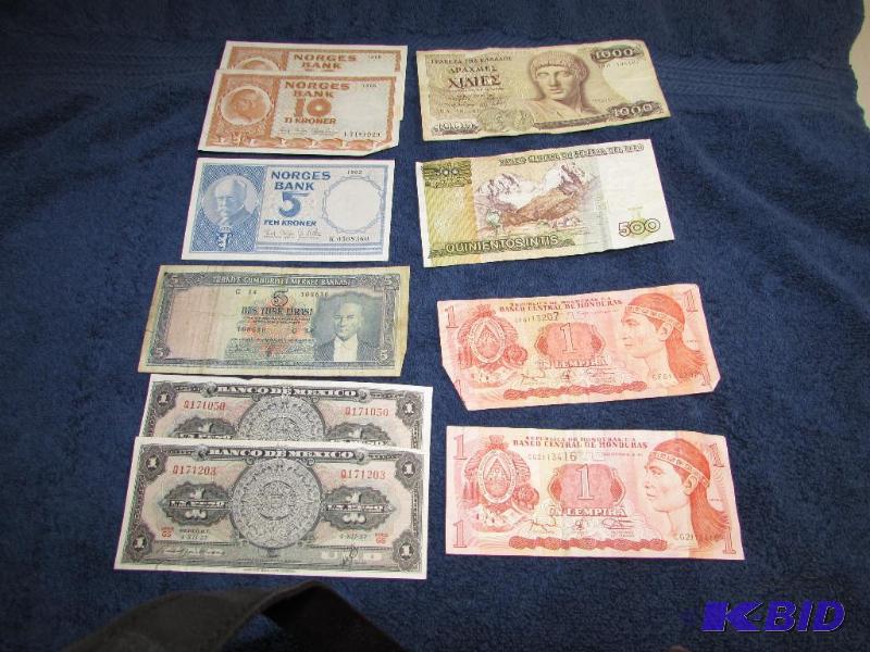 lot 189 image: Two 1957 El Banco De Mexico 1 Peso, Two 1997 ...
