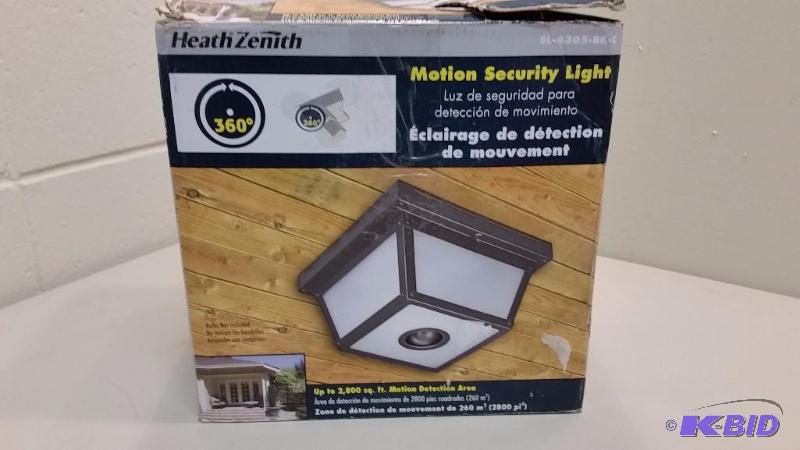 lot 46 image: Heath Zenith Motion Security Light, Glass cracked, See Pics Customer return