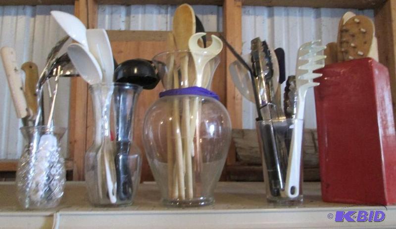 Lot of kitchen utinsels...