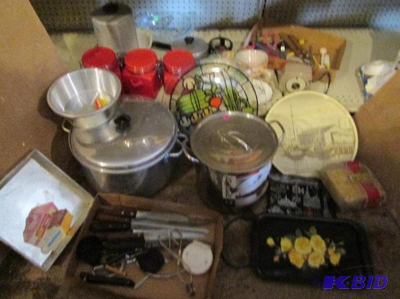 Lot of tin platters, utinsels, serving and co...