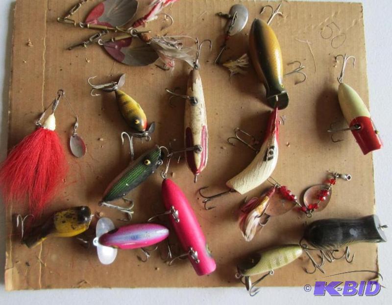 Lot of vintage wood and plastic fishing lures...