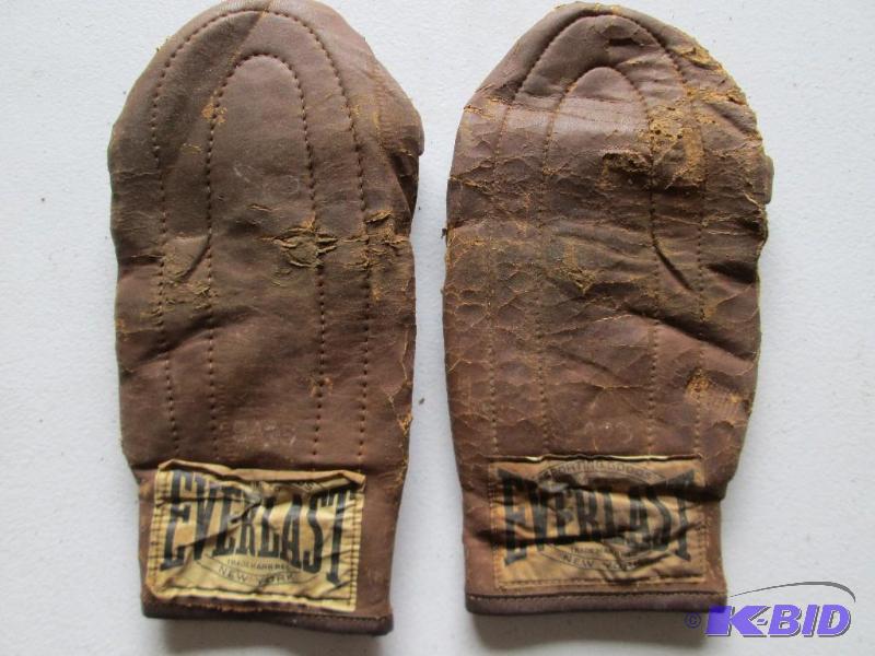 Pair of vintage Everlast boxing gloves...