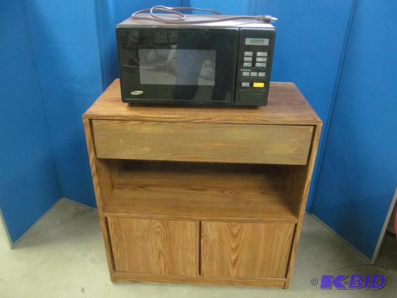 lot 10 image: Microwave oven
