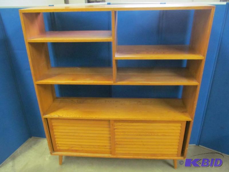 lot 14 image: Book Shelf