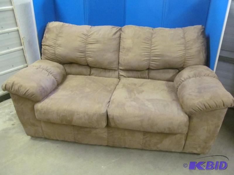 lot 17 image: Love Seat