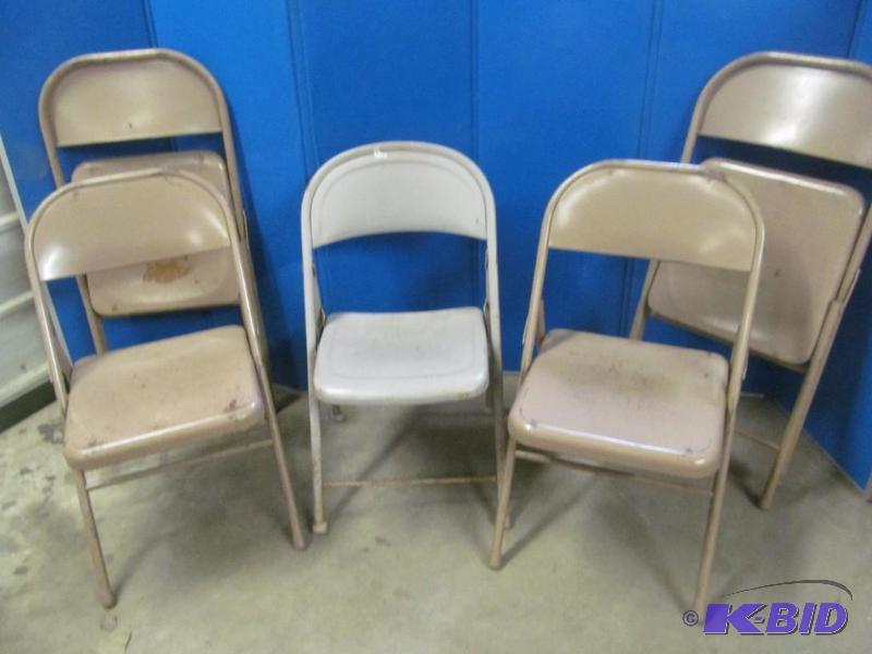 lot 19 image: Metal folding chairs