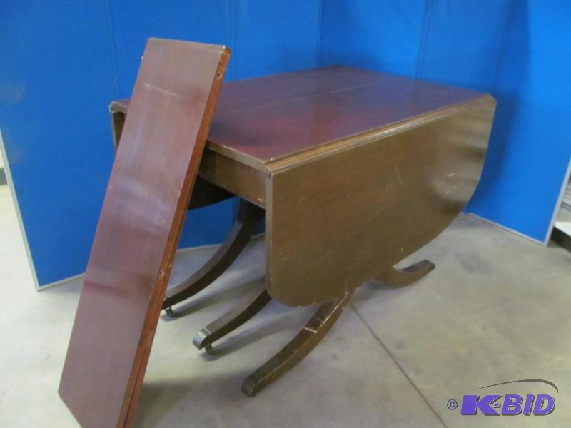 lot 262 image: Table