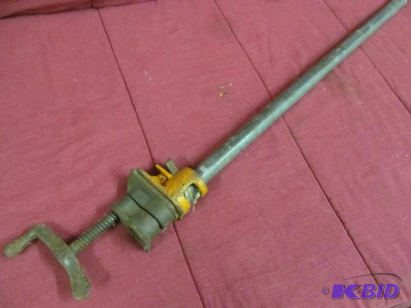 lot 33 image: Bar clamp