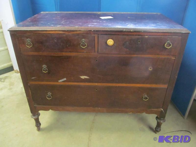 lot 41 image: Chest of Drawers