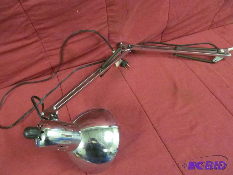 lot 84 image: Lamp