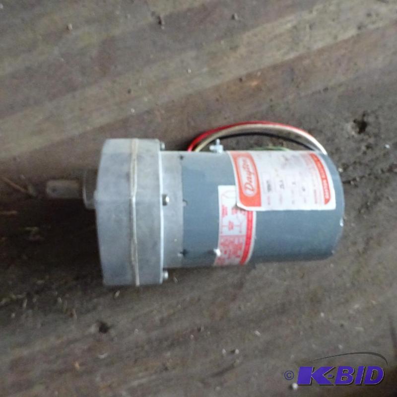 lot 30 image: Dayton AC gear motor. 9Z605...