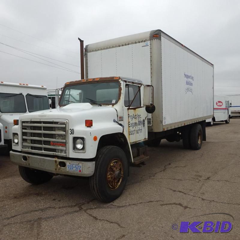 lot 4 image: 1989 International S1954 dock truck. 268,330 ...