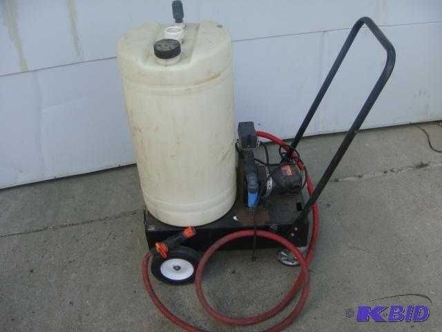 lot 100 image: 25 Gallon Power Water Cart