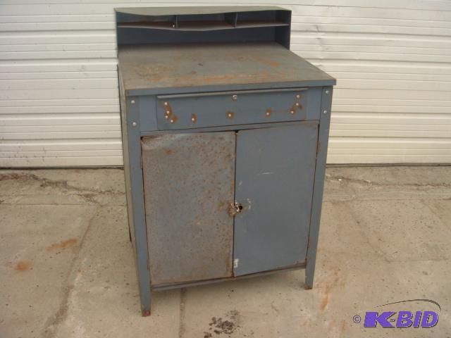 lot 101 image: Shipping Desk
