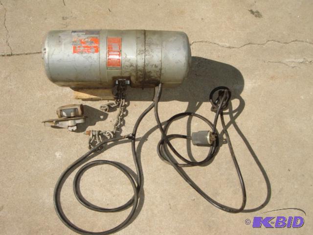 lot 121 image: CM  ton Electric Chain Hoist