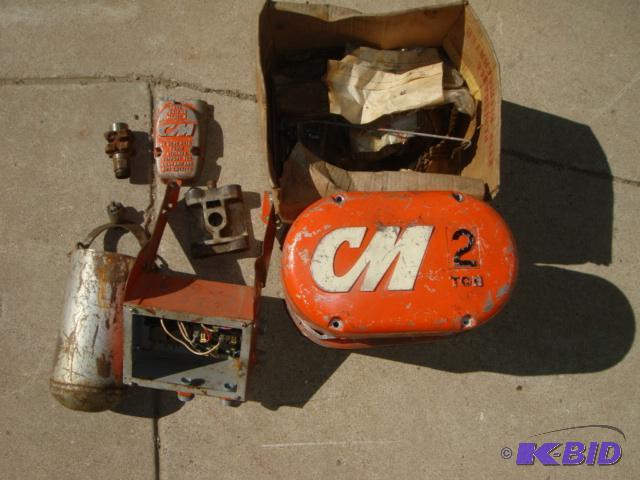 lot 123 image: CM 2 Ton Chain Hoist