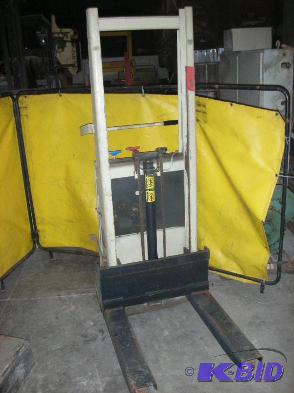 lot 13 image: Crown Lift Hoist