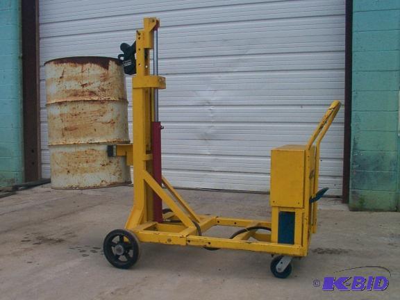 lot 27 image: 1000 Pound Barrel Lifter