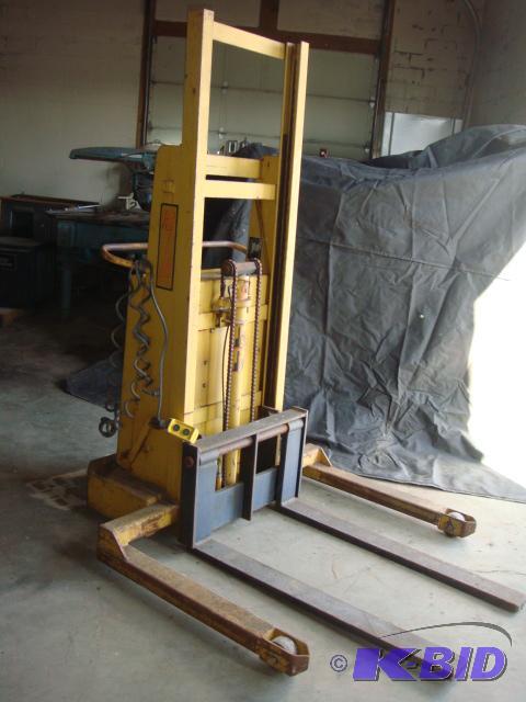 lot 47 image: Rol Lift 1500 lb Electric Lift