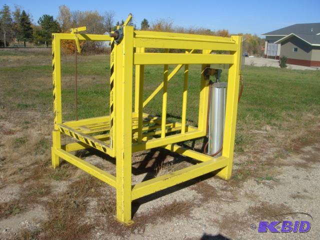 lot 69 image: Autoquip Pallet Tipper