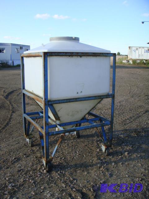 lot 70 image: 65 Gallon Plastic Bin On Wheels