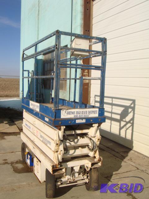 lot 8 image: Weber Scissor Lift