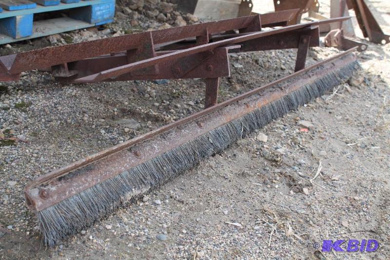 lot 16 image: Grade Bar & Broom Attachment For Cushman&...