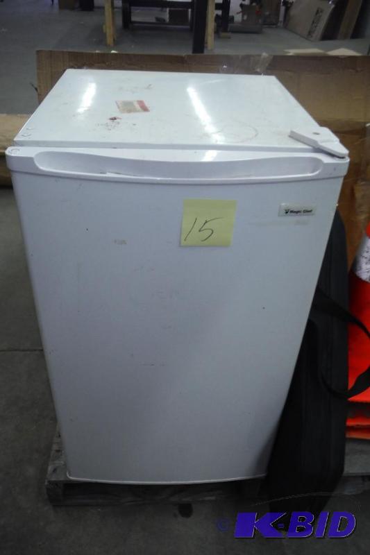 lot 15 image: Magic Chef Mini Fridge White