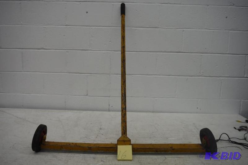 lot 16 image: Roller Magnet