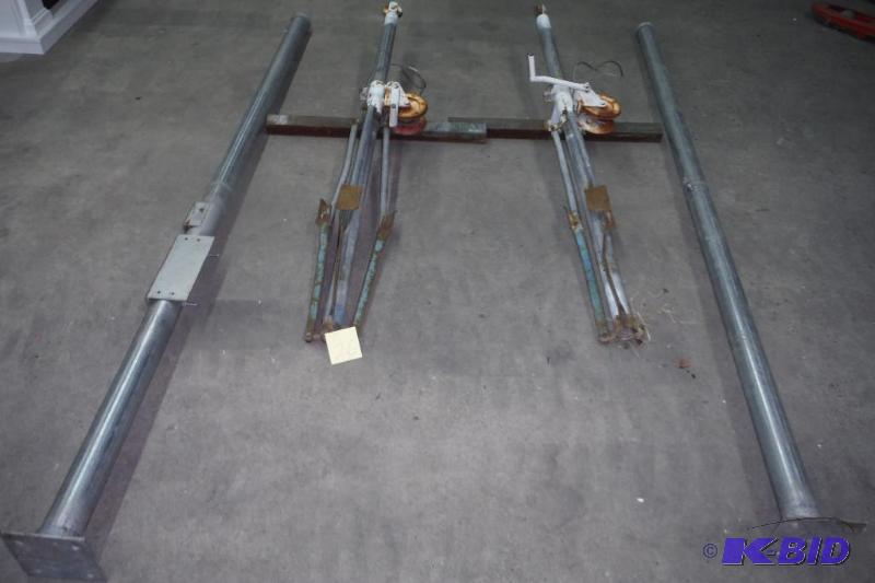 lot 26 image: Camper jacks
