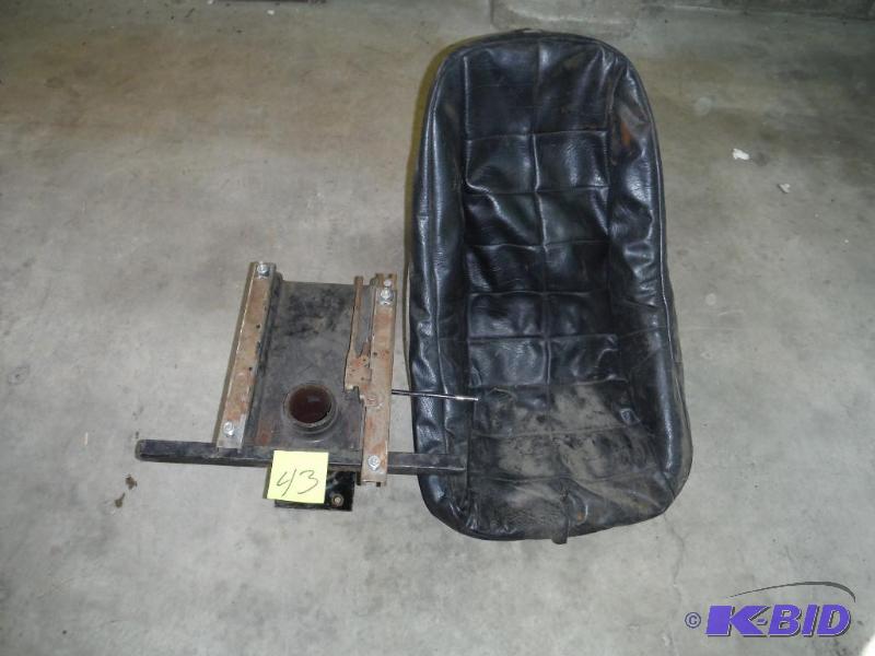 lot 43 image: Race car seat w adjustable base
